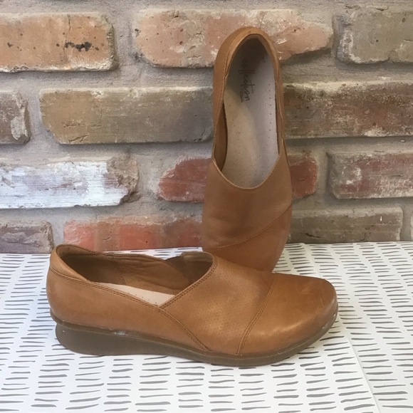 CLARKS Women’s Cognac Tan Leather Perforated Low Wedge Slipon Loafers 9 - Picture 1 of 5